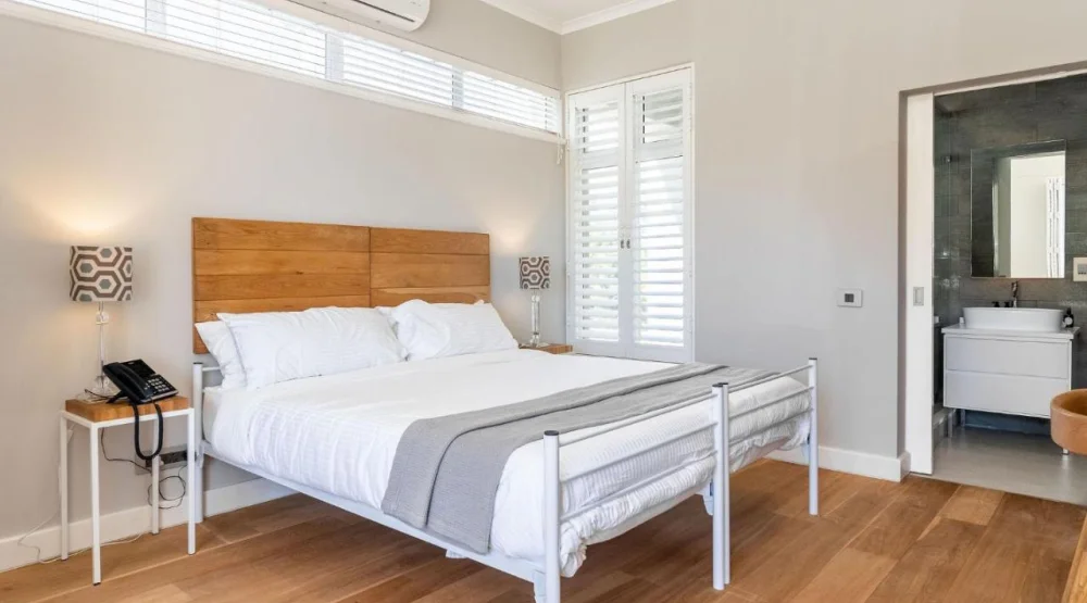 Deluxe Double Room with Balcony and Sea View at Camps Bay Retreat