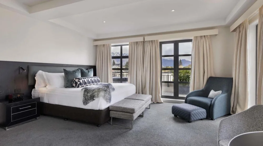 Penthouse with Large Patio and Jacuzzi - Lake View at Sofitel Queenstown Hotel & Spa