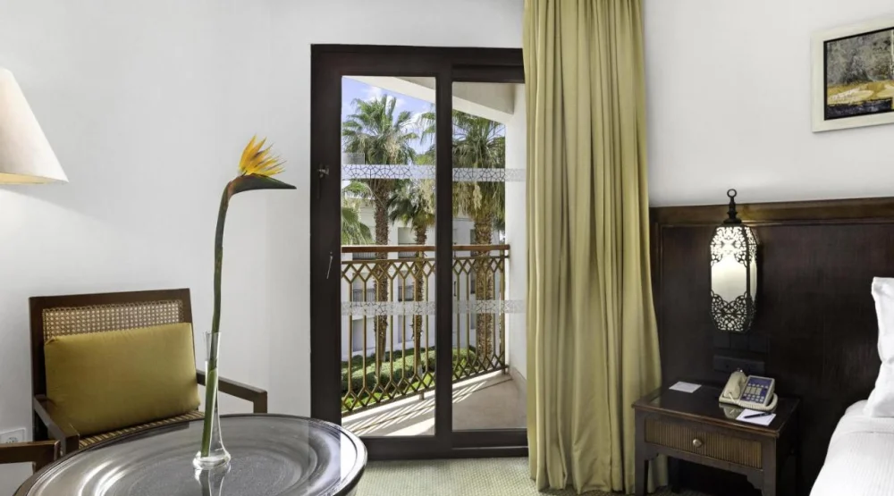 Guestroom Twin Bed at Hilton Luxor Resort & Spa