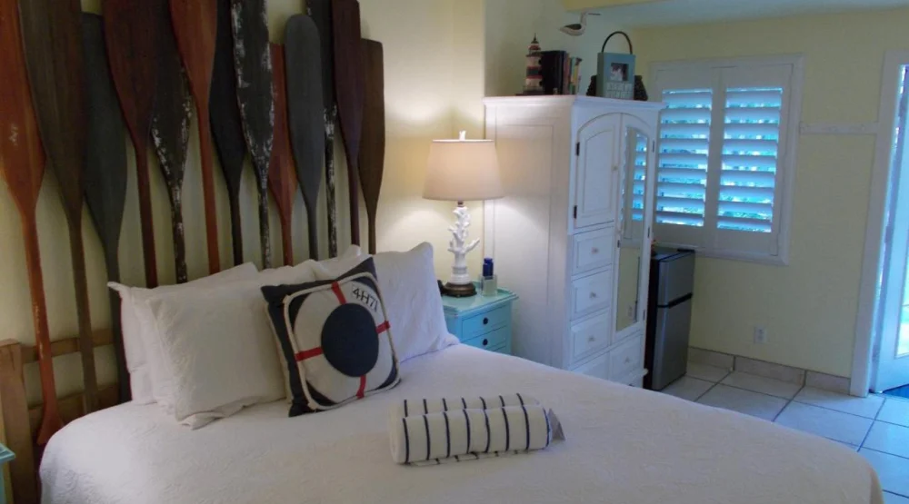 Queen Room at Kona Kai Resort & Gallery