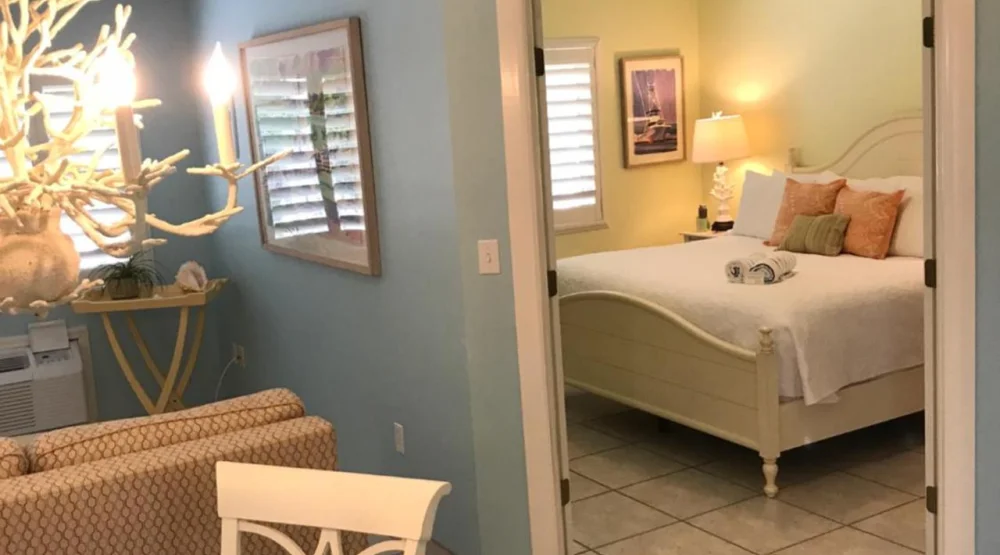 Queen Suite at Kona Kai Resort & Gallery