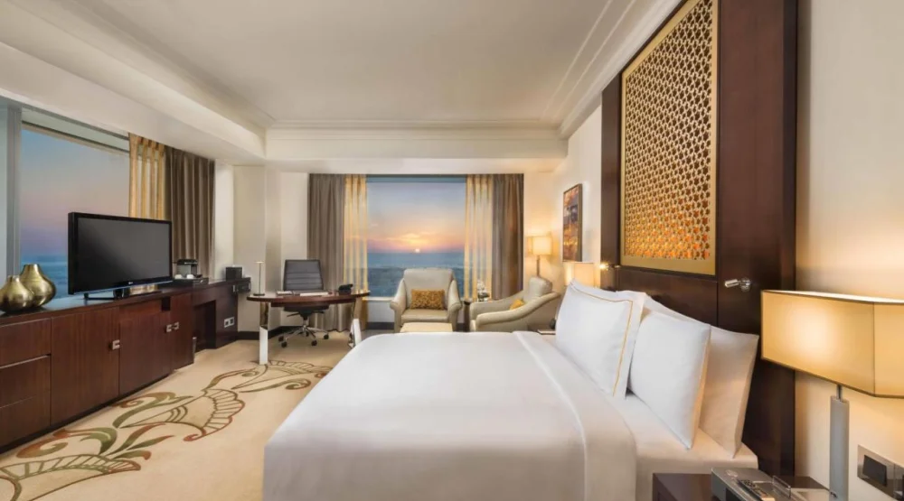 Deluxe Corner King Room with Panoramic View at Conrad Dubai