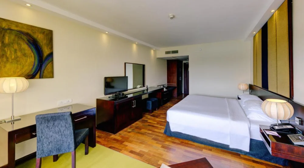 Premium Room Pool & Lakeview at Cinnamon Lakeside Colombo