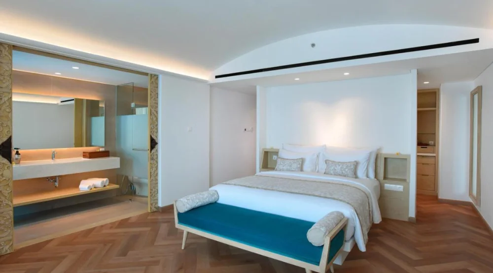 Suite Room with Ocean View at Royal Avila Boutique Resort