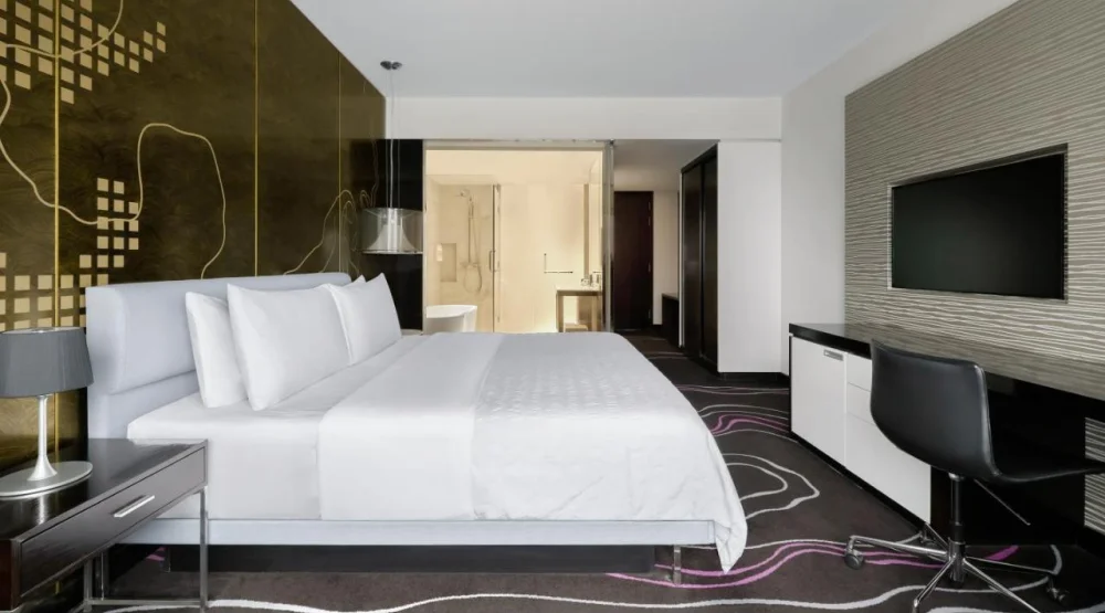 Guest Room, One King, River View at Le Meridien Saigon