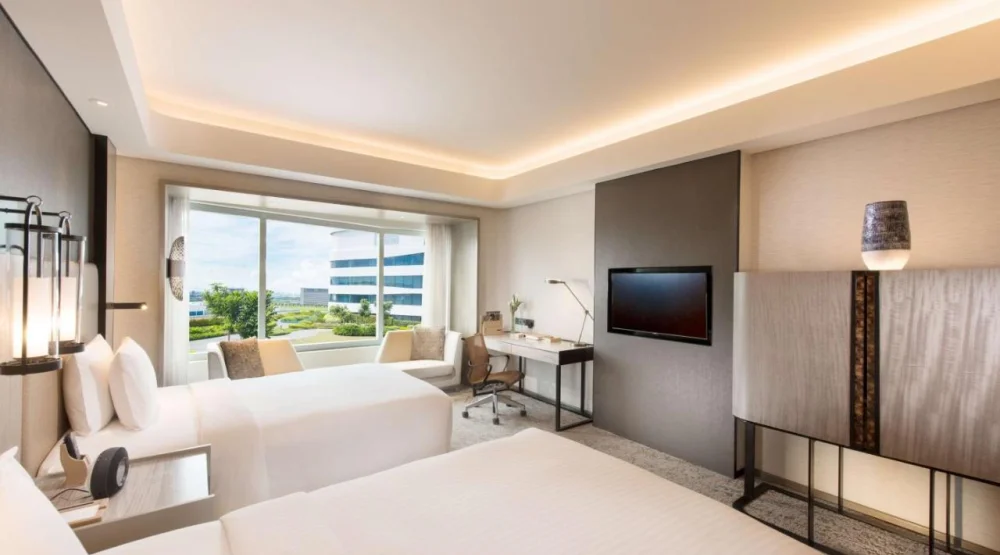 Deluxe Twin Room at Conrad Manila