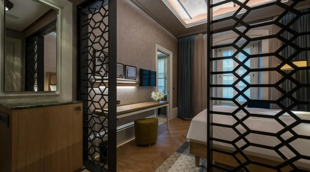 Deluxe Signature Queen Room at 10 Karakoy