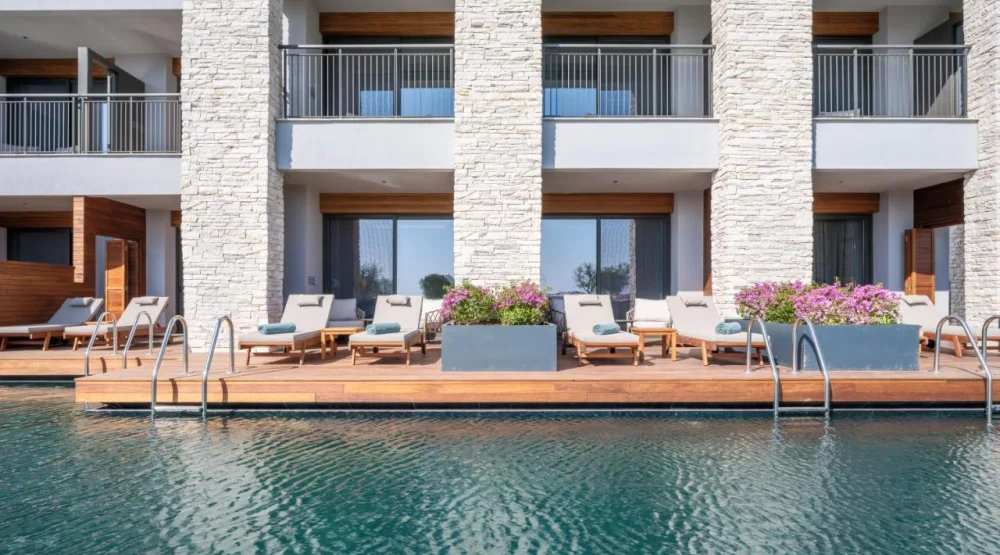 Deluxe Family Suite Swim-up Sea Side (family Zone) at Anda Barut Collection