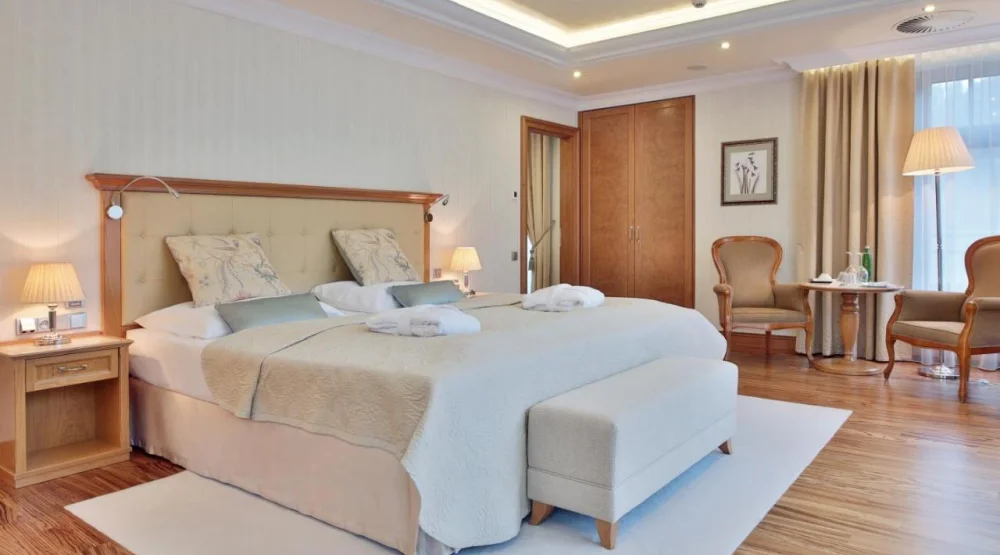 Presidential Suite at Retro Riverside Wellness Resort