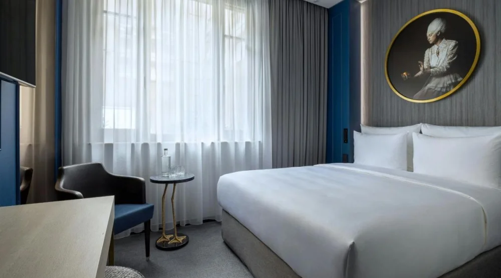 Luc Queen Room at Hotel Luc Autograph Collection