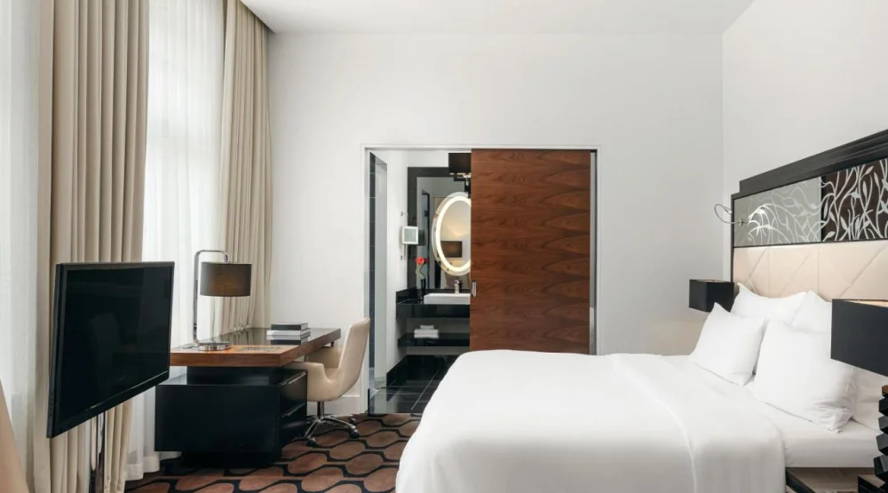 Deluxe Room, One King at Roomers Berlin Steinplatz Autograph Collection