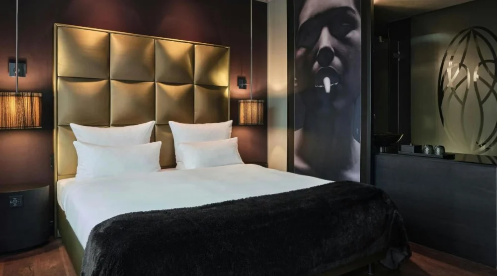 Superior Queen Room with City View at Roomers Frankfurt Central Autograph Collection