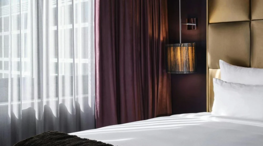 Petite Queen Room at Roomers Frankfurt Central Autograph Collection