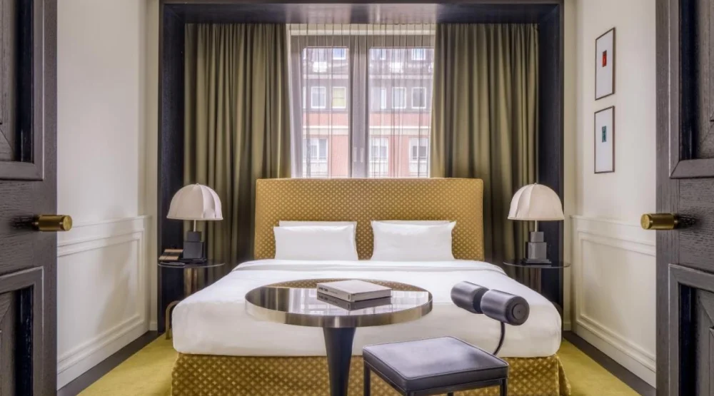 Deluxe King Room at Roomers Munich Autograph Collection