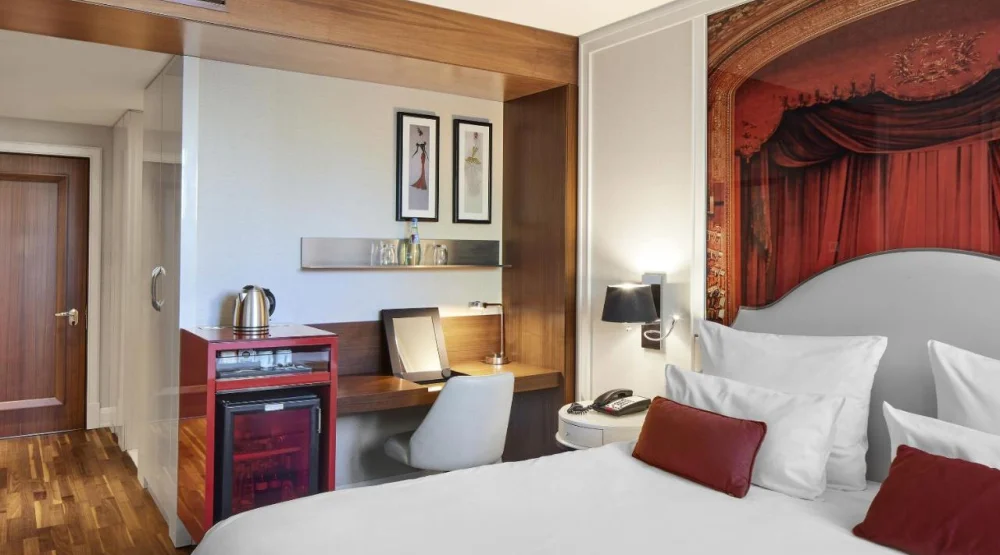 Classic Room Incl. Wintergarten Variete Ticket at Titanic Gendarmenmarkt Berlin