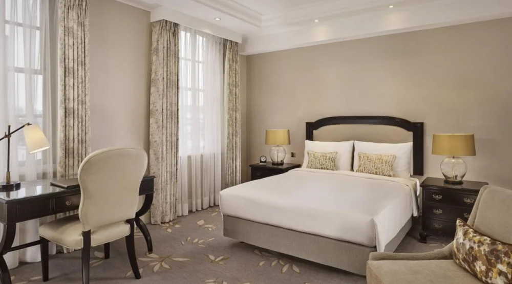 Deluxe Room, Guest Room, One Queen at JW Marriott Grosvenor House London