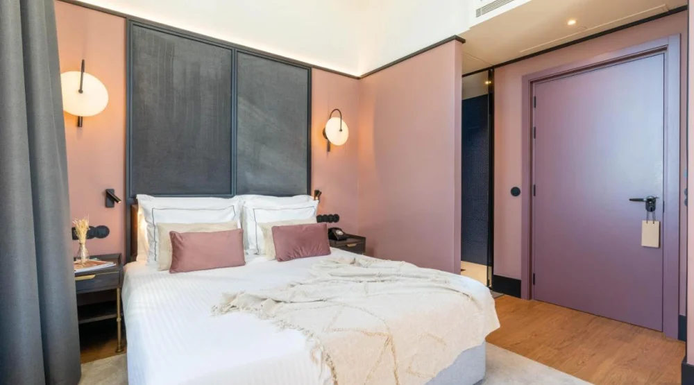 Cozy Double Room with River View at The Editory Riverside Santa Apolonia