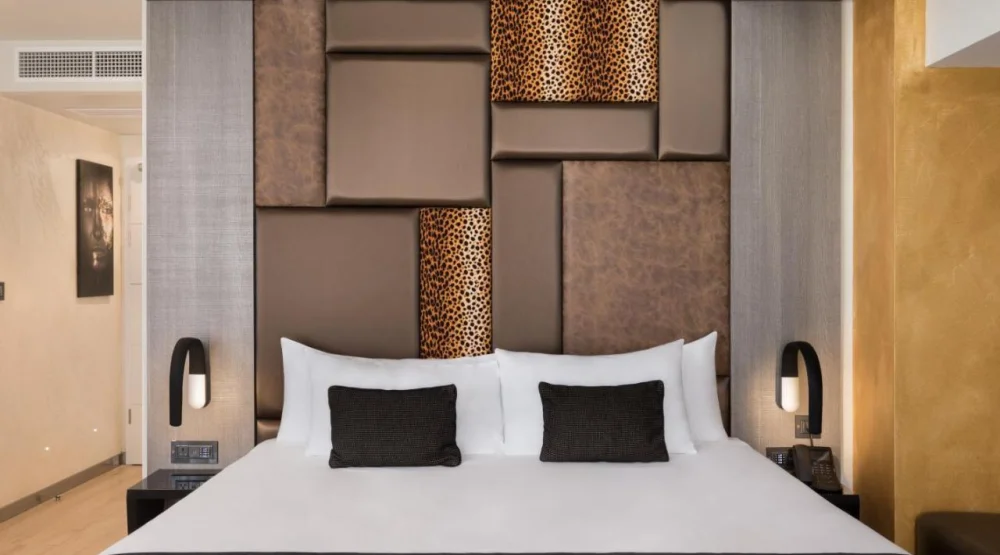 Suite with Hot Tub at Hugo's Boutique Hotel