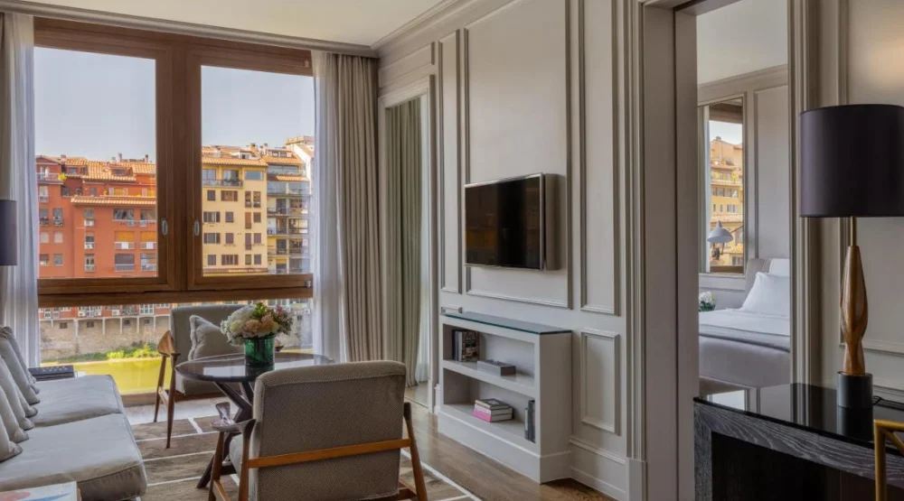 Studio Deluxe with River View at Portrait Firenze
