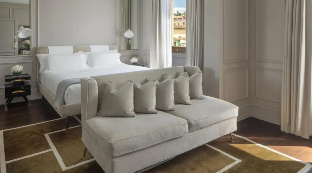 Prestige Suite with River View at Portrait Firenze
