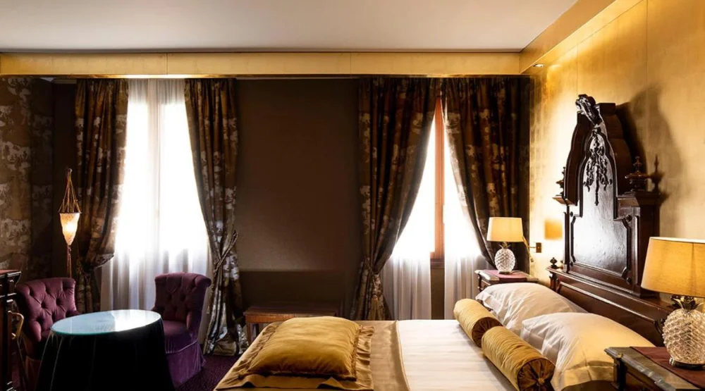 Junior Suite with Lateral Canal View at Hotel Metropole Venezia