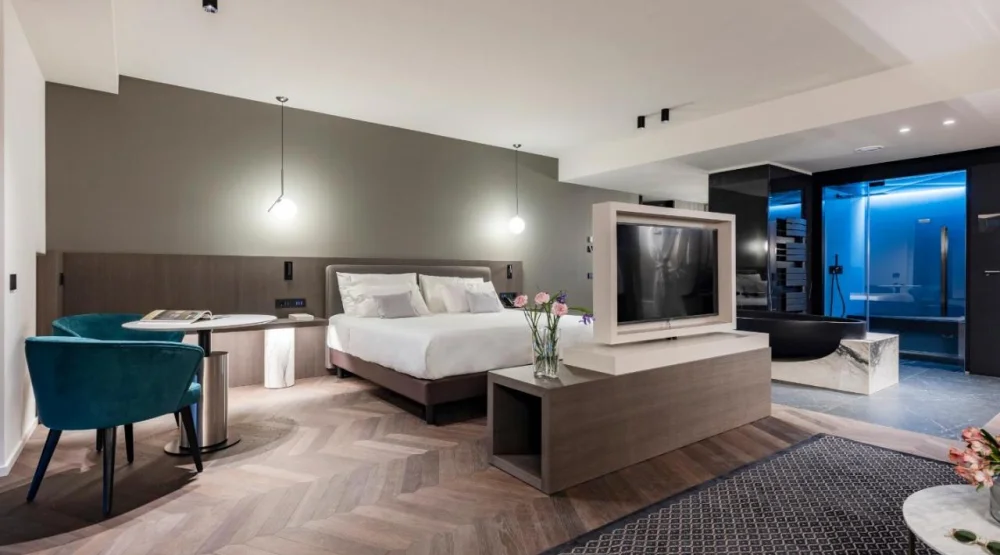 Suite with Private Spa and Lake View at EALA My Lakeside Dream