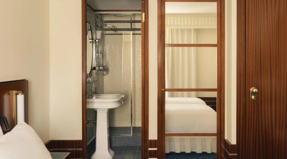 Interconnecting Queen and Classic "signature" Rooms at Hotel Des Grands Voyageurs