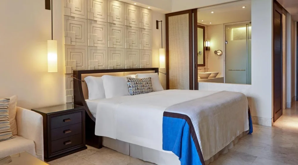 Deluxe Garden View, Guest Room, One King, Balcony at The Romanos, a Luxury Collection Resort