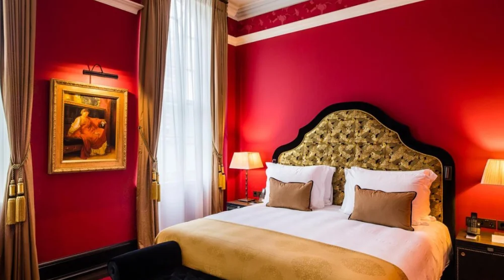 Superior Queen Room at L'oscar London