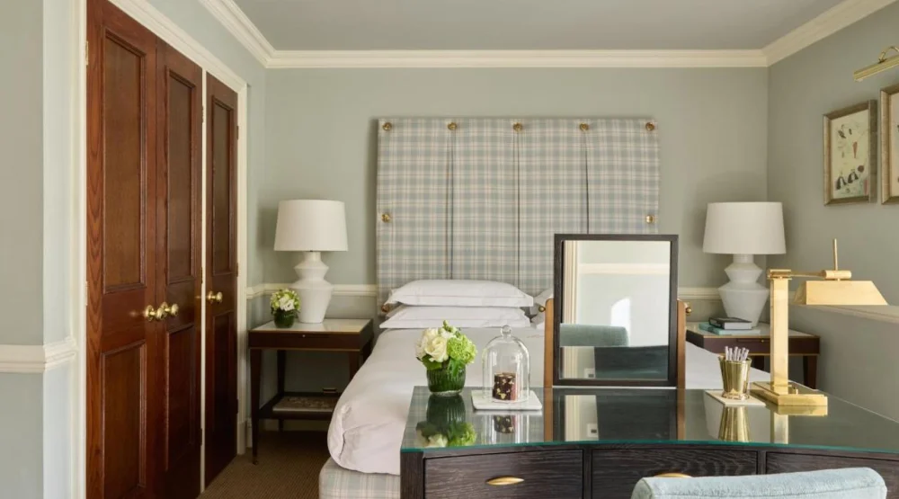 Deluxe King Room at The Milestone Hotel & Residences