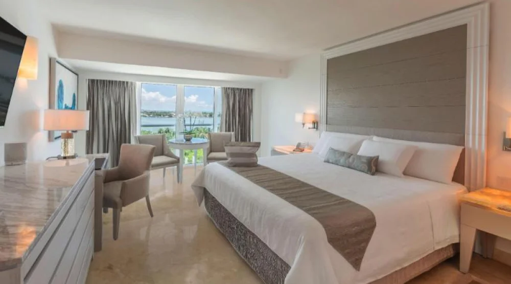 Royale Deluxe Lagoon View at Le Blanc Spa Resort