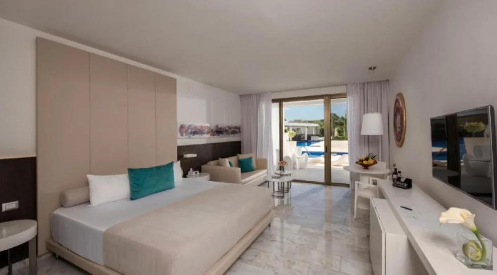 Deluxe Junior Suite with Pool Access at Platinum Yucatan Princess