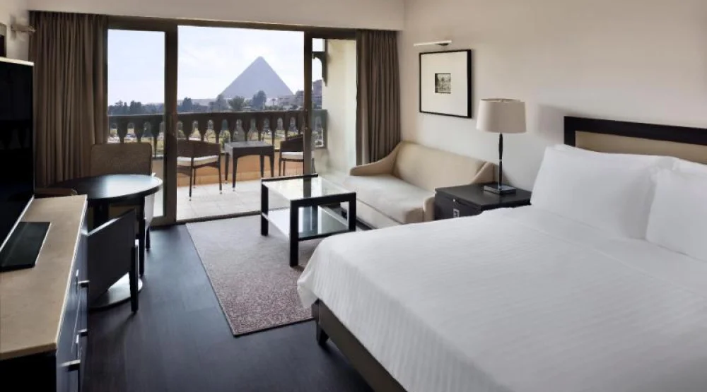 Executive Lounge Access, Guest Room, One King, Partial Pyramids View, Balcony at Marriott Mena House Cairo