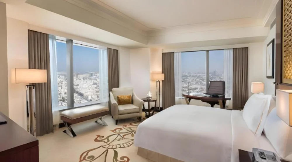 King Deluxe Corner Room - Panoramic View at Conrad Dubai