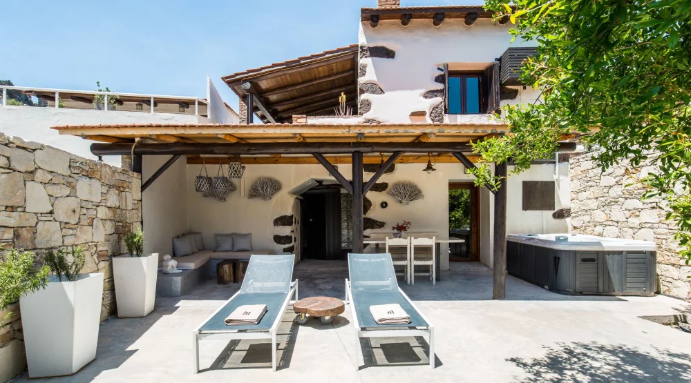 Deluxe Suite with Private Yard and Hot Tub at Monastery Estate Retreat