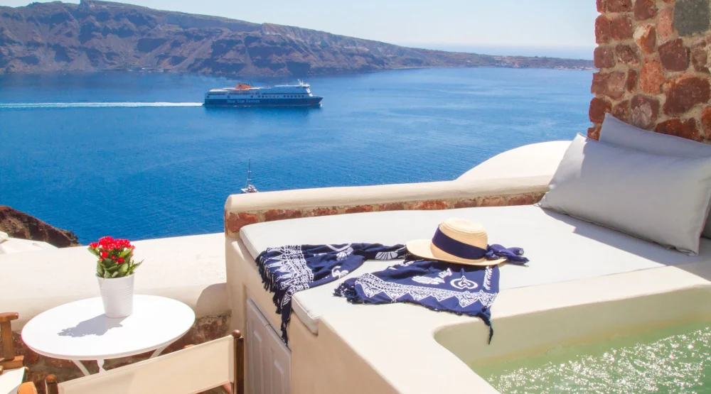 Cave Suite with Outdoor Hot Tub Caldera and Sea View at Oia Mare Villas