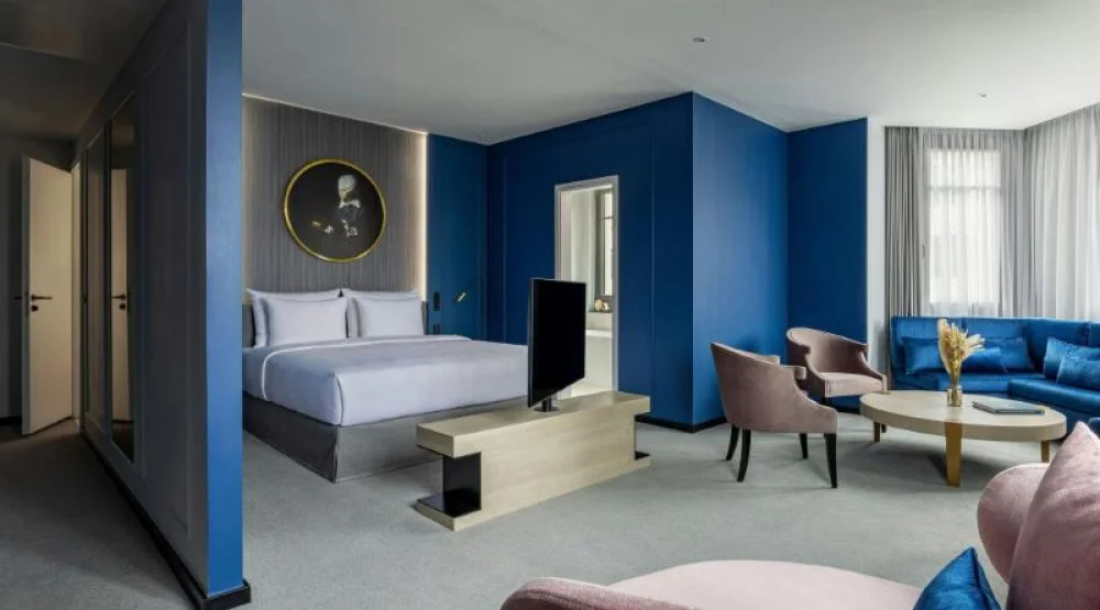 Luc Corner Suite, Suite, One King, Corner Room at Hotel Luc Autograph Collection