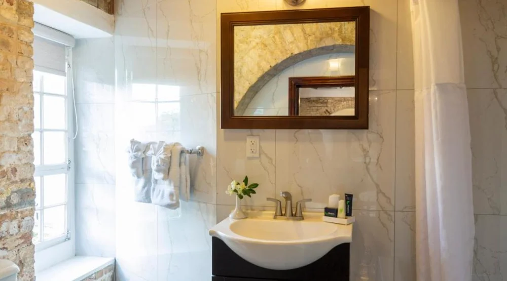 Contemporary Studio at Copper and Lumber Store Historic Inn