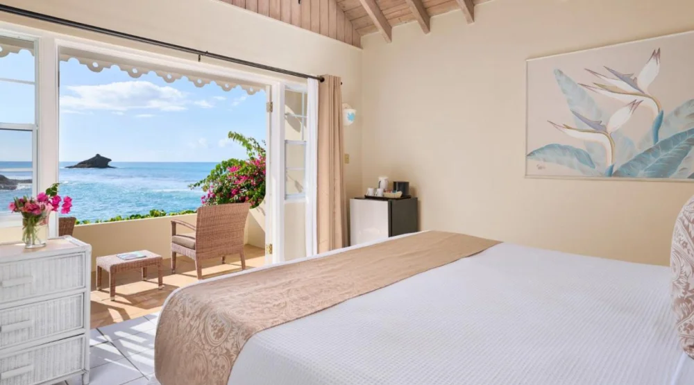 Oceanfront Room (king) at Hawksbill