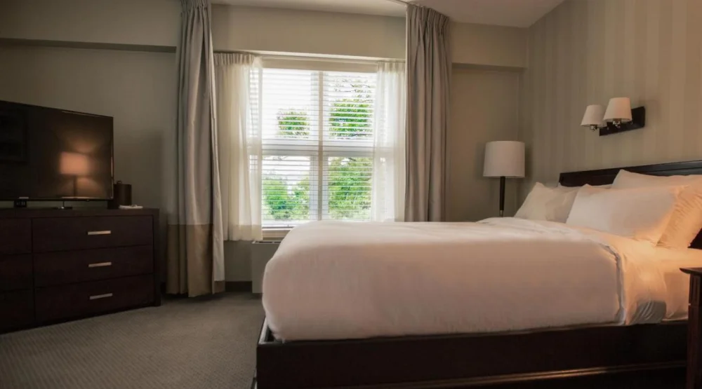 Affaire Queen at Le Bonne Entente Hotel