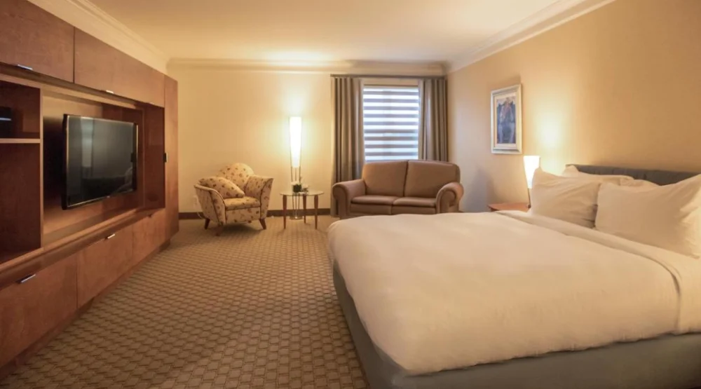 Distinctive King at Le Bonne Entente Hotel