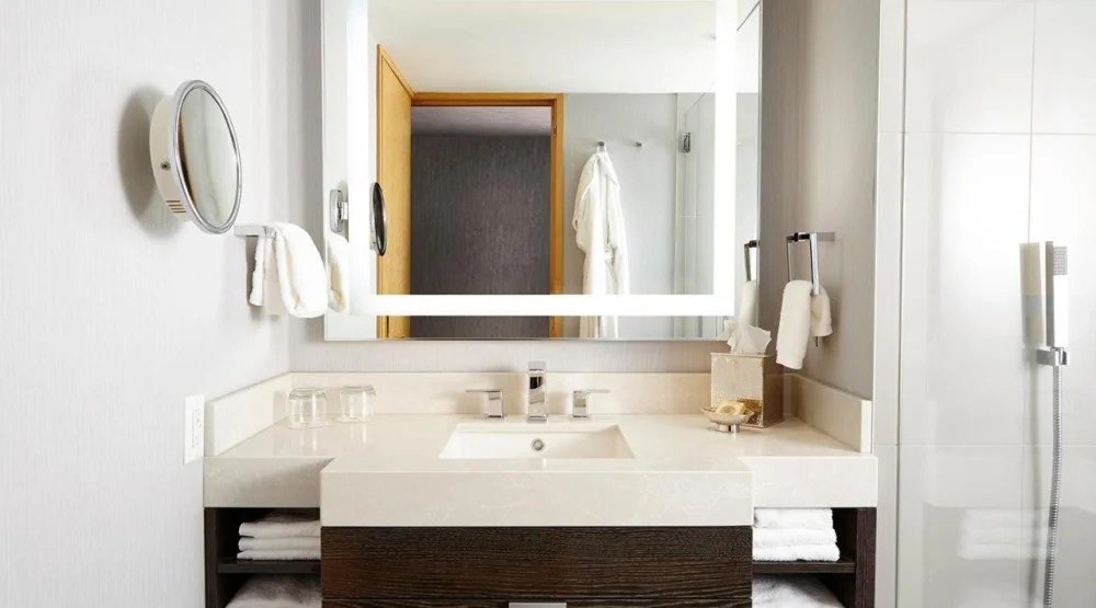 Pacific Club Deluxe Harbor King Room at Pan Pacific Vancouver