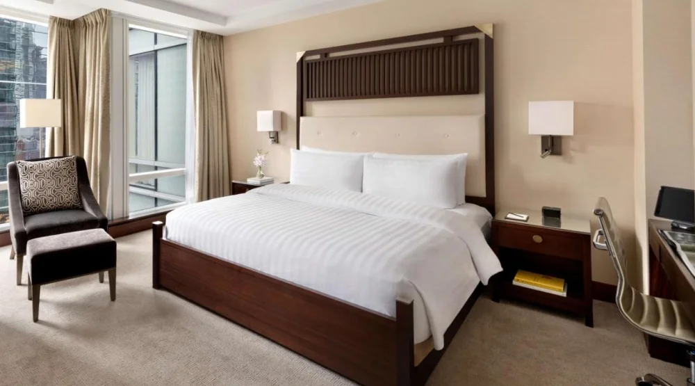 Deluxe King Room at Shangri-La Toronto