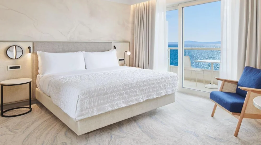 Elegant Room with King Bed and Sea View at Le Meridien Lav