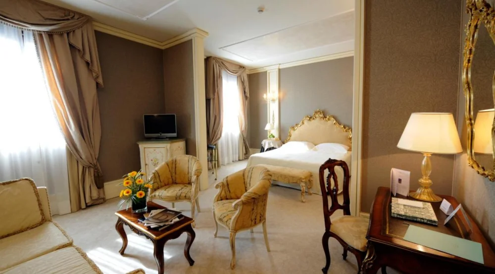 Deluxe Suite with Side Grand Canal View at Ca Sagredo Hotel