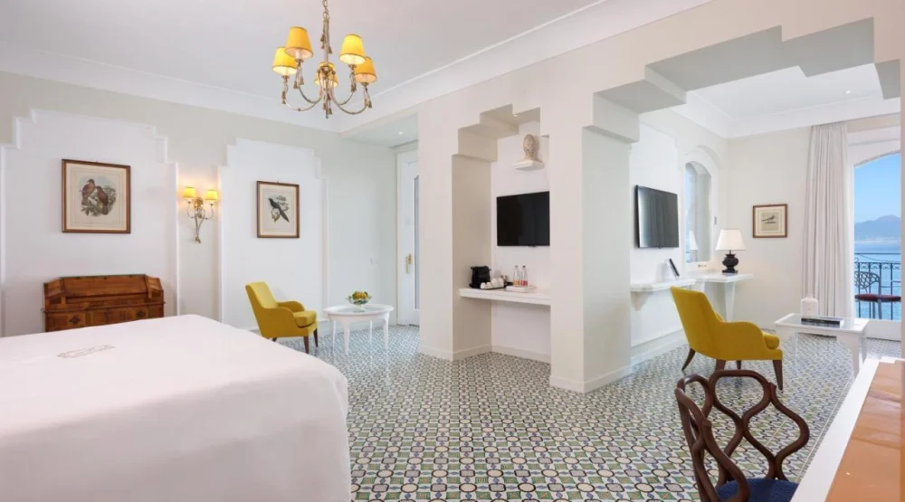 Vesuvio Suite with Sea View at Grand Ambasciatori Hotel