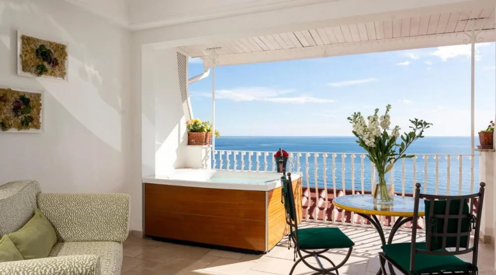 Suite with Hot Tub and Sea View at Hotel Eden Roc Positano