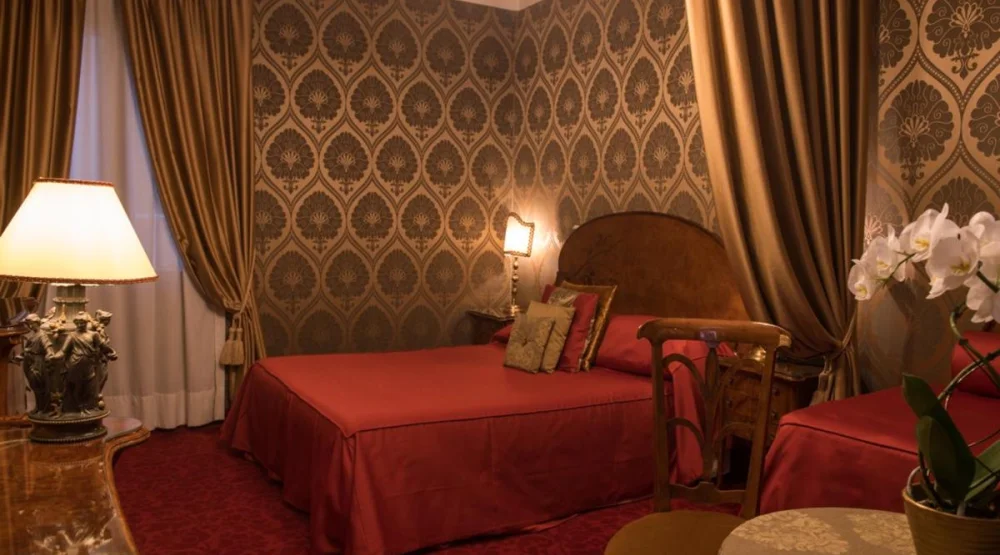 Grand Deluxe Room at Hotel Metropole Venezia