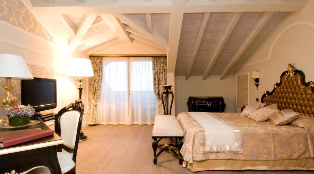 Double Or Twin Room with Lake View at Hotel Villa Del Sogno