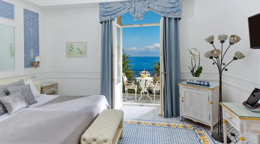 Deluxe Double Room with Sea View at Luxury Villa Excelsior Parco